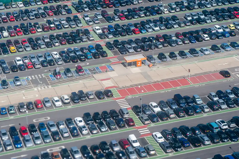 Teures Parkhaus am Flughafen Nürnberg mit Einfahrtsschranke und Preistafel