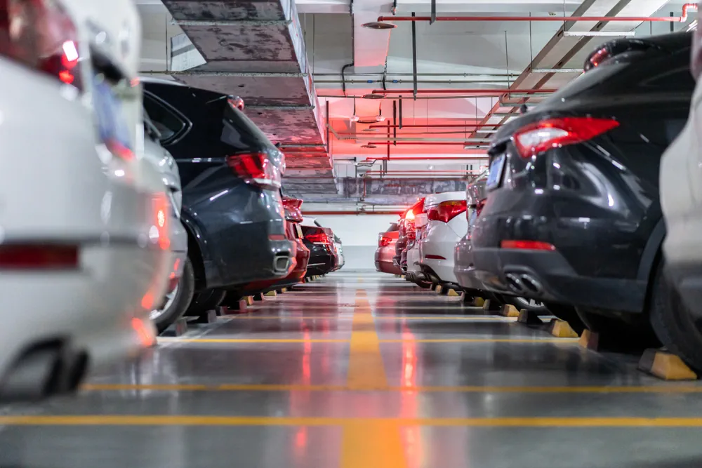 Beleuchteter und sicherer Flughaften Parkplatz
