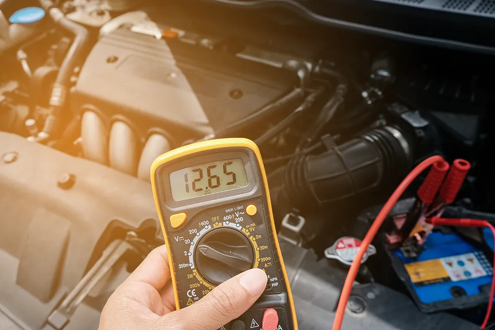 Multimeter zum Messen der Batteriespannung im Auto