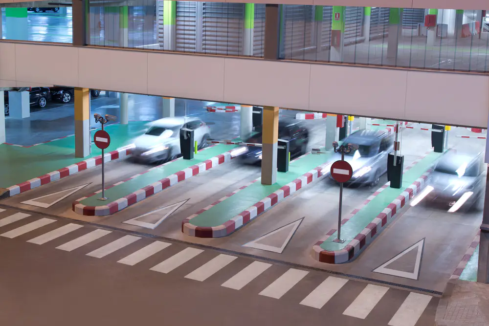 Flughafenparkhaus in der Hochsaison