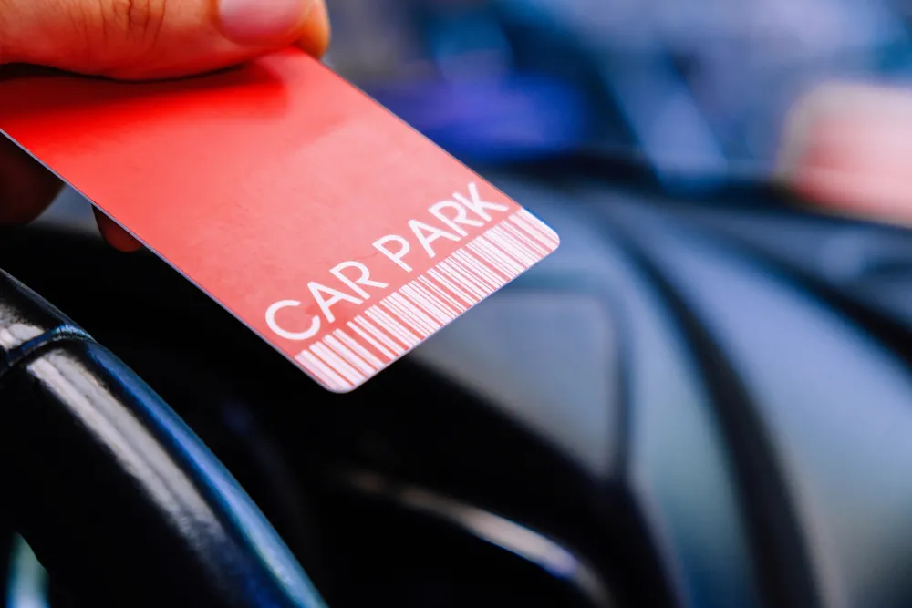 Fahrer hält Parkkarte